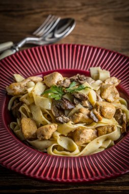 Tagliatelle makarna orman mantar ve tavuk.