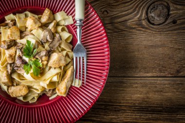 Tagliatelle makarna orman mantar ve tavuk.