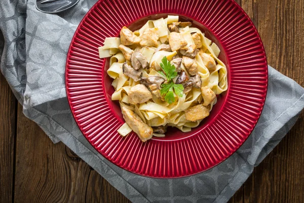 Tagliatelle pasta with forest mushrooms and chicken. — Stock Photo, Image