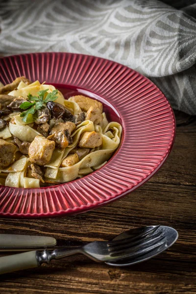 Tagliatelle pasta with forest mushrooms and chicken. — Stock Photo, Image