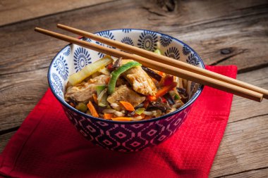 Kase sebze ile kızarmış tavuk.