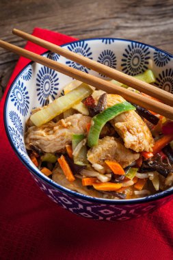 Kase sebze ile kızarmış tavuk.