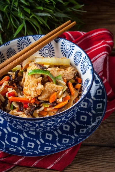 Bowl of fried chicken with vegetables. — Stock Photo, Image