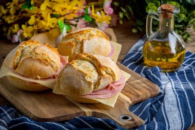 Peynirli sandviç ve zemin jambon.