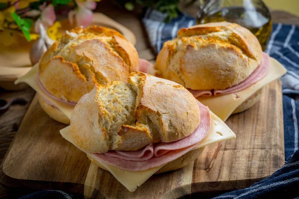 Peynirli sandviç ve zemin jambon.