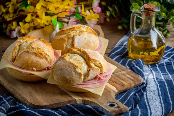 Peynirli sandviç ve zemin jambon.