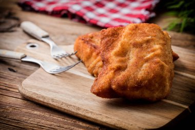 İki kızarmış morina fileto parçaları.