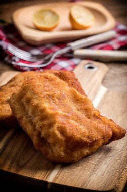 İki kızarmış morina fileto parçaları.