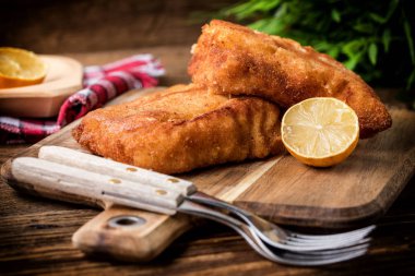 İki kızarmış morina fileto parçaları.