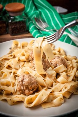 Tagliatelle makarna sığır eti köfte ile.