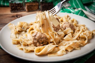 Tagliatelle makarna sığır eti köfte ile.