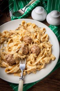 Tagliatelle makarna sığır eti köfte ile.
