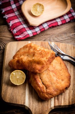 İki kızarmış morina fileto parçaları.