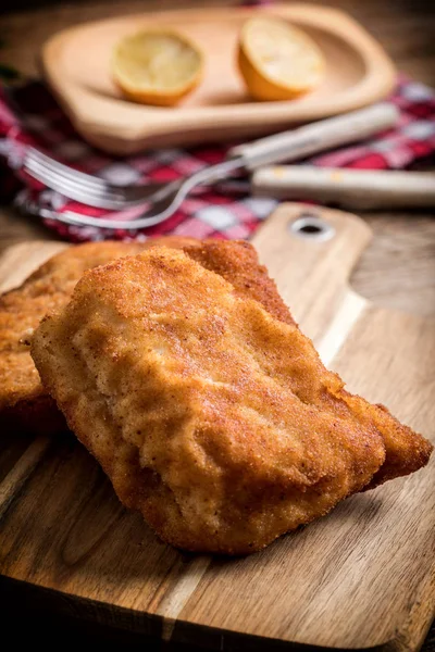 İki kızarmış morina fileto parçaları.