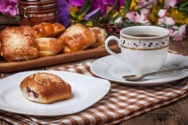 Ahşap bir masa üzerinde meyveleri ile buns.
