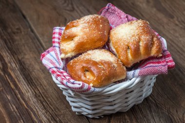 Ahşap bir masa üzerinde meyveleri ile buns.