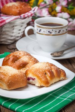 Ahşap bir masa üzerinde meyveleri ile buns.