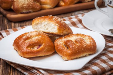 Ahşap bir masa üzerinde meyveleri ile buns.