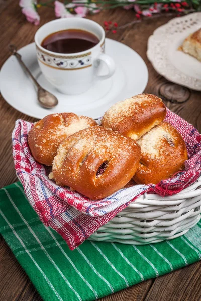 Bollos con bayas en una mesa de madera . —  Fotos de Stock