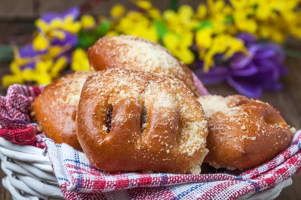 Ahşap bir masa üzerinde meyveleri ile buns.