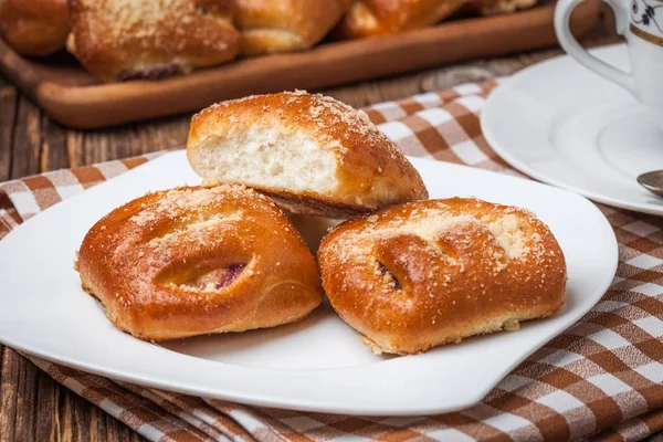 Ahşap bir masa üzerinde meyveleri ile buns.