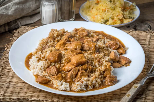 Pişirilmiş etli arpa kabuğu çıkarılmış tane.