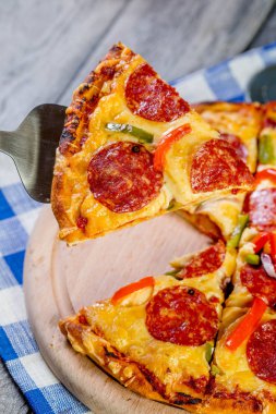 Pizza biberli parçalar halinde kesilmiş