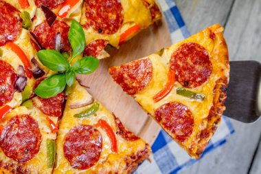 Pizza biberli parçalar halinde kesilmiş