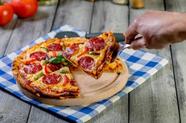 Pizza biberli parçalar halinde kesilmiş