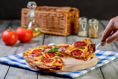 Pizza biberli parçalar halinde kesilmiş