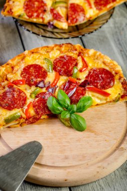 Pizza biberli parçalar halinde kesilmiş