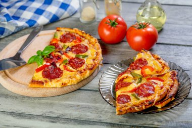 Pizza biberli parçalar halinde kesilmiş