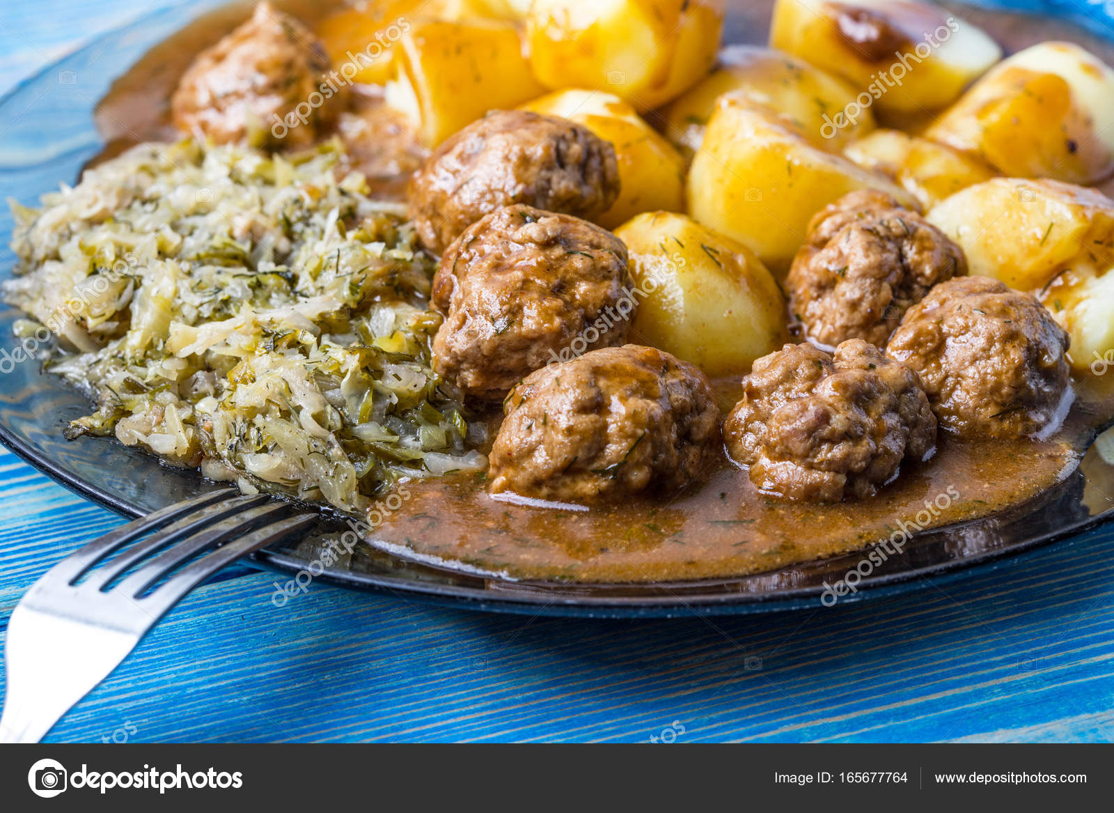 Patates ile hızlı kızarmış köftesi Patates ile hızlı kızarmış köftesi