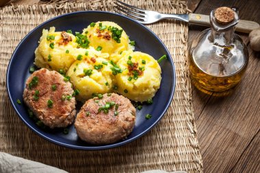 Hizmet ile haşlanmış patates köfte.