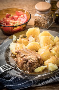 Demlenmiş Domuz eti et patates ile devam eder