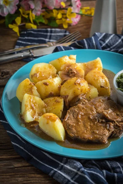Варёное мясо в соусе и вареная картошка . — стоковое фото