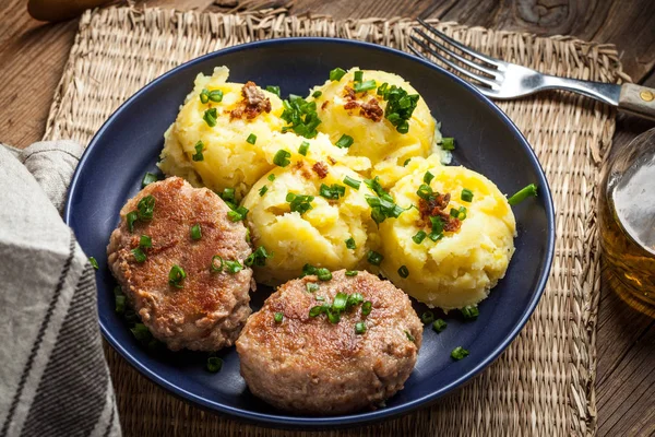 Hizmet ile haşlanmış patates köfte.