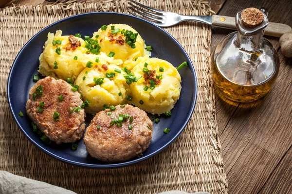 Hizmet ile haşlanmış patates köfte.