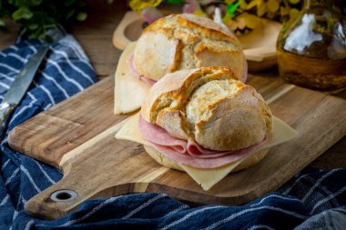 Peynirli sandviç ve zemin jambon.