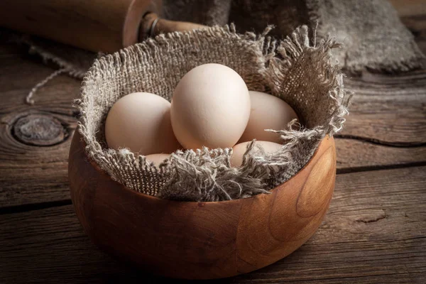 Сырые органические фермерские яйца . — стоковое фото