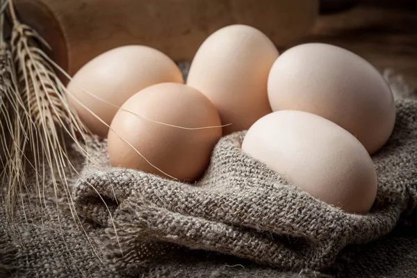 Ouă de fermă organică brută . — Fotografie, imagine de stoc