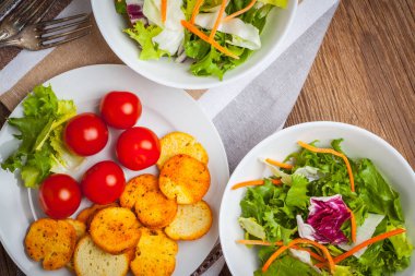 Croutons karışık salata.