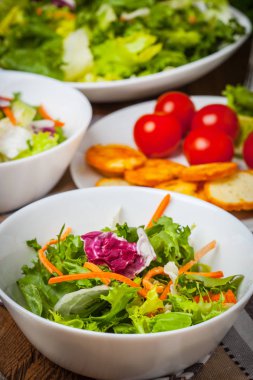 Croutons karışık salata.