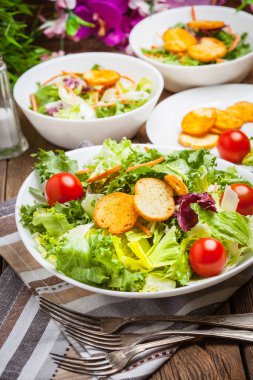 Croutons karışık salata.