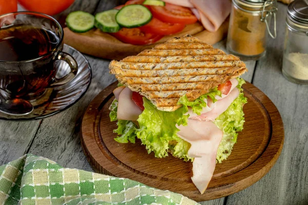 Sandviç ile jambon, salatalık, domates, marul.