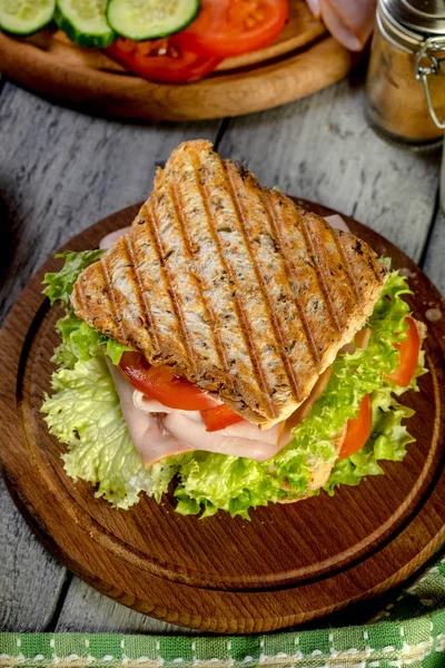 Sandwich con jamón, pepino, tomate y lechuga . —  Fotos de Stock