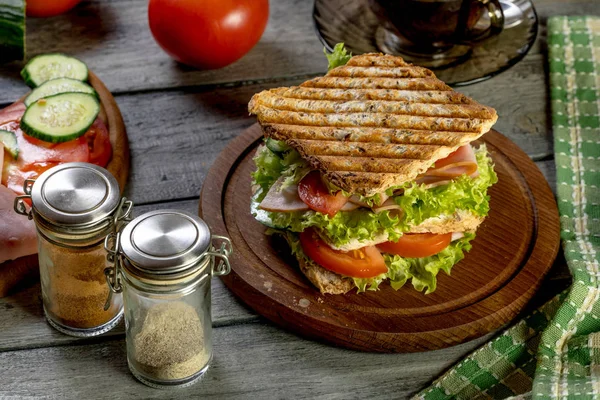 Sandwich with ham, cucumber, tomato and lettuce. — Stock Photo, Image
