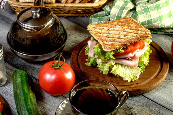 Sandwich with ham, cucumber, tomato and lettuce. — Stock Photo, Image