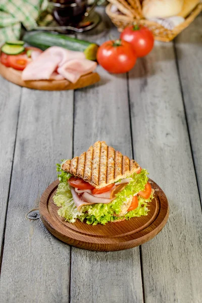 Sandviç ile jambon, salatalık, domates, marul.