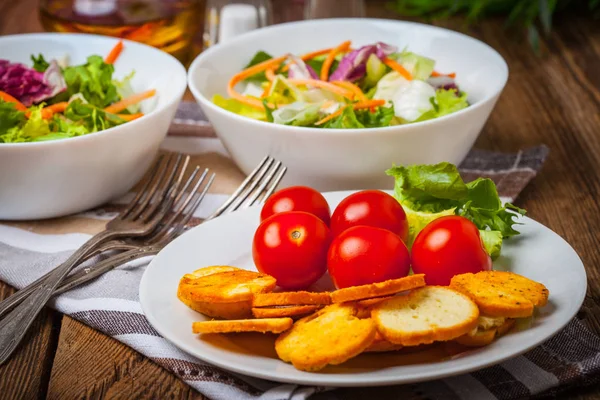 Mischung aus Salat und Croutons. — Stockfoto